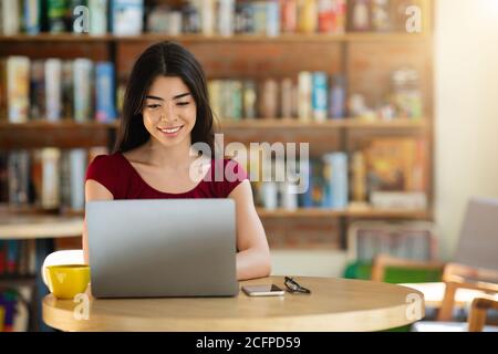 Remote-Work-Konzept. Lächelndes Koreanisches Mädchen Mit Laptop In Cafeteria, Online Arbeiten Stockfoto