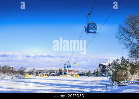 Bansko, Bulgarien - 22. Januar 2018: Winter-Skigebiet mit Skipiste, Seilbahnen Kabinen, Skifahrer und Blick auf die Berge Stockfoto