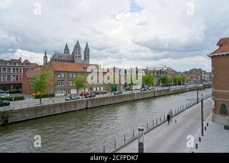 Tournay Belgien - 3. August 2020 - Fluss Schelde in Innenstadt von Tournai (Doornik) in Belgien Stockfoto