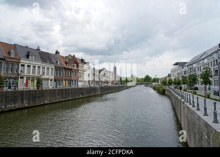 Tournai Belgien - 3. August 2020 - Fluss Schelde in Innenstadt von Tournai (Doornik) in Belgien Stockfoto