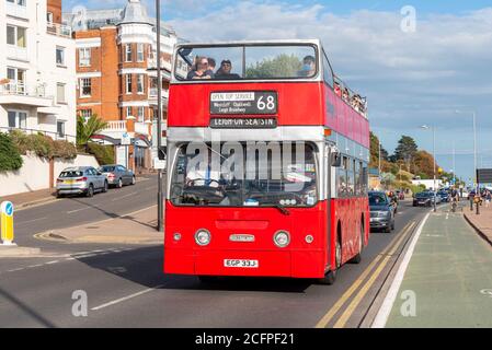 1971 Daimler Fleetline auf der Ensignbus Route 68 fährt entlang der Strandpromenade in Southend on Sea, Essex, Großbritannien. Special Open Top Bus Extravaganza Event Stockfoto