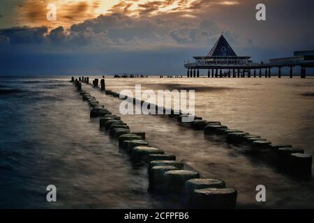 Heringsdorf, Deutschland. August 2020. 08/29/2020, die Heringsdorf Seebrucke auf der Ostseeinsel Usedom ist mit 508 Metern die längste Seebrucke Deutschlands. Blick auf die Groynes im Wasser der Ostsee bei Sonnenaufgang. Quelle: dpa/Alamy Live News Stockfoto