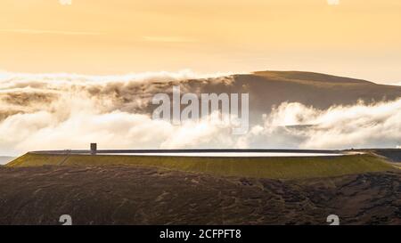 Wunderschöner, dramatischer Sonnenuntergang im Turlough Hill Power Station, Pumpspeicherkraftwerk für grüne Energie für die Region Wicklow, Irland Stockfoto