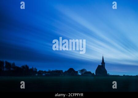 Kirche von Den Hoorn nach Sonnenuntergang, Niederlande, Texel, Den Hoorn Stockfoto