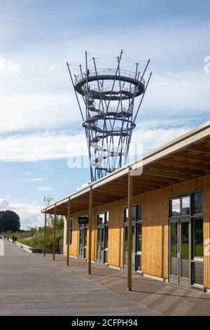 TILBURG, NORDBRABANT, NIEDERLANDE - 6. SEPTEMBER 2020: Menschen, die die Aussicht von der Spitze des Kempen-Turms in Spoorpark (Railway Park) genießen, a b Stockfoto