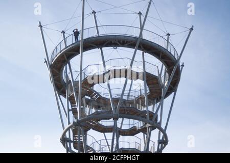 TILBURG, NORDBRABANT, NIEDERLANDE - 6. SEPTEMBER 2020: Menschen, die die Aussicht von der Spitze des Kempen-Turms in Spoorpark (Railway Park) genießen, a b Stockfoto