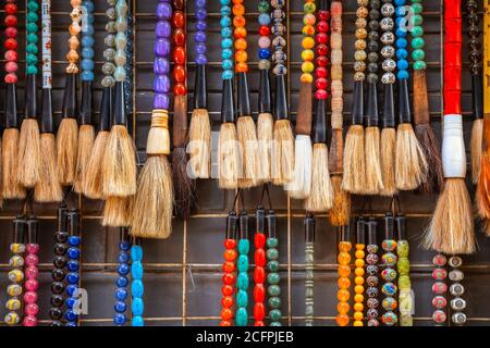Peking, China - Jan 17 2020: Ein traditionelles chinesisches Schreibwarengeschäft an der Seite der Liulichang Cultural Street Stockfoto