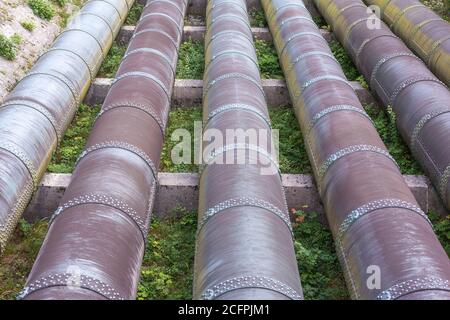 Wasserleitungen mit Seilbahn zwischen Walchensee und Kochelsee für Das größte Hochdruck-Speicherkraftwerk in Deutschland Stockfoto