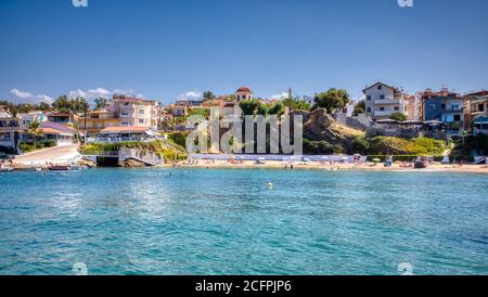 PANORMOS IN RETHYMNO, GRIECHENLAND - 7. AUGUST: (ANMERKUNG DER REDAKTION: Bild wurde digital verbessert.) Gesamtansicht der Stadt und des Hafenstrandes am 7. August 2020 in Panormos in Rethymno, Griechenland. Stockfoto