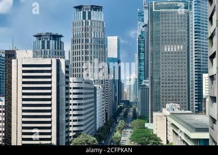 Manila, Philippinen - 31. Januar 2020. Blick auf Makati Stadt während des Tages. Wolkenkratzer bei klarem sonnigem Wetter.