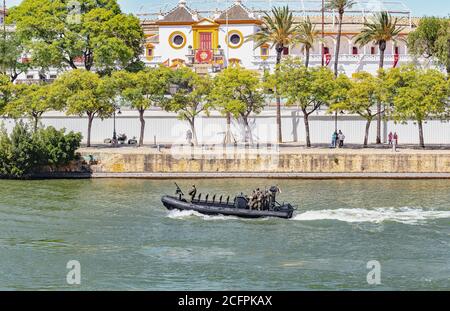 Sevilla, Spanien - 31. Mai 2019: Armeeboot über dem Guadalquivir Fluss während der Ausstellung des spanischen Armeetag in Sevilla, Spanien Stockfoto