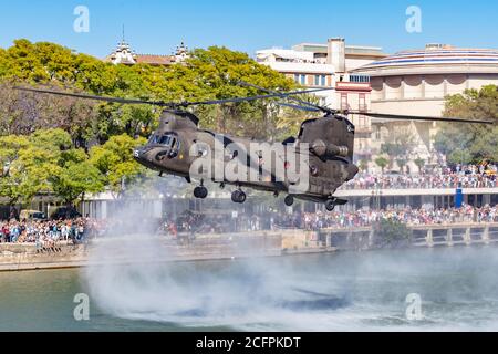 Sevilla, Spanien - 31. Mai 2019: Militärhubschrauber fliegt über den Guadalquivir Fluss während des spanischen Armeetag in Sevilla, Spanien Stockfoto