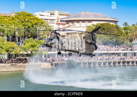 Sevilla, Spanien - 31. Mai 2019: Militärhubschrauber fliegt über den Guadalquivir Fluss während des spanischen Armeetag in Sevilla, Spanien Stockfoto