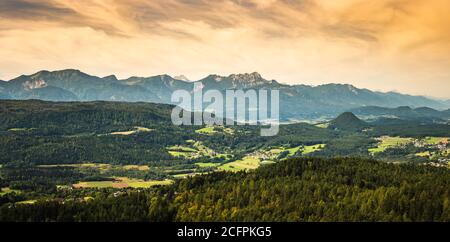 Panorama der alpinen Berge in der Nähe des Worthersees und der Stadt Velden Stockfoto