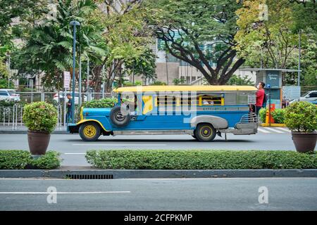 Manila, Philippinen - 02. Feb 2020: Jeepneys auf den Straßen von Manila. Ehemalige amerikanische Militär Jeeps umgewandelt zu öffentlichen Verkehrsmitteln. Stockfoto