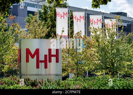 Hannover, 6. September 2020: MHH Medizinische Universität Hannover, Flaggen mit dem MHH-Logo am Haupteingang. --- Hannover, 06.09.2020: MHH Medizinische Hochschule Hannover, Fahnen mit dem Logo der MHH an der zentralen Zufahrt. Stockfoto