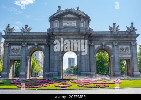 Die alcala Tür (Puerta de Alcala) ist ein Tor im Zentrum von Madrid, Spanien. Es ist das Wahrzeichen der Stadt. Stockfoto