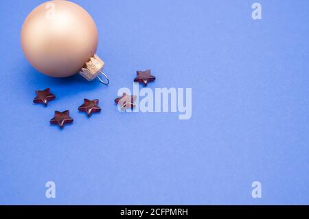 Nahaufnahme eines Makroaufnahmen mit hohem Winkel von einem weihnachtlichen Ornament auf Eine blaue Oberfläche Stockfoto