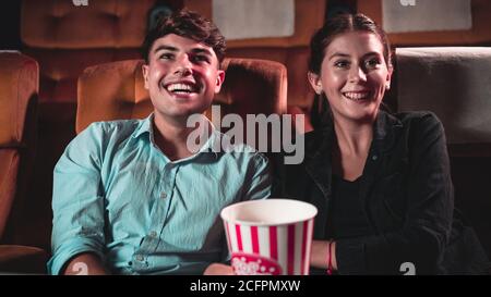 Zuschauer sehen sich im Kino einen Film an. Stockfoto