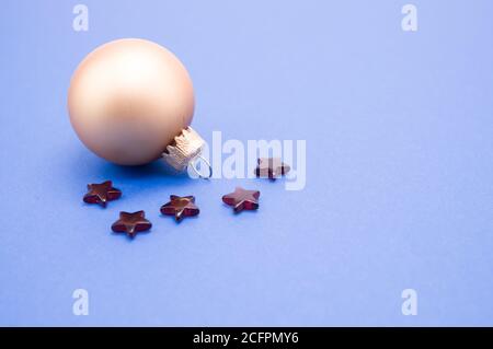 Nahaufnahme eines Makroaufnahmen mit hohem Winkel von einem weihnachtlichen Ornament auf Eine blaue Oberfläche Stockfoto