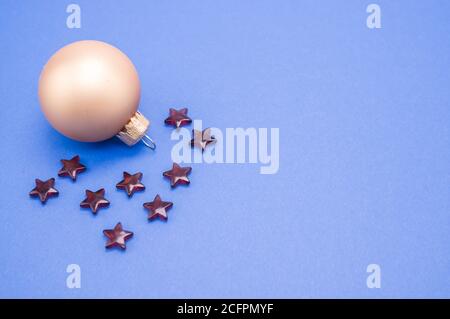 Nahaufnahme eines Makroaufnahmen mit hohem Winkel von einem weihnachtlichen Ornament auf Eine blaue Oberfläche Stockfoto