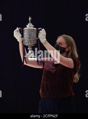 Laurel Kemp aus Bonhams mit der ältesten erhaltenen Trophäe des FA Cup während einer Vorschau auf den Sporting Trophies Sale, der am 29. September als Saleroom in der Bonhams New Bond Street stattfinden wird. Der silberne zweigefertigte Pokal, geschätzt auf GBP 700,000 -900,000, wurde von Vaughton und Sons of Birmingham im Jahr 1896 gemacht und wurde den FA Cup-Siegerteams zwischen 1896 und 1910, darunter Manchester United, Manchester City, Everton, Newcastle United und Tottenham Hotspur übergeben. Stockfoto