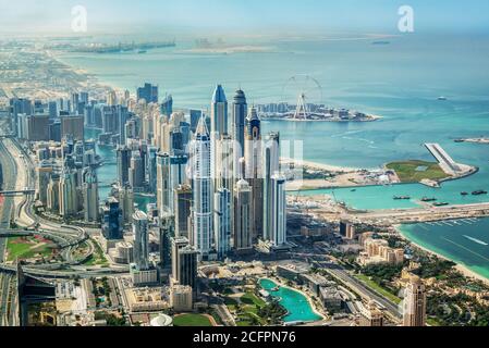 Luftaufnahme von Dubai Marina Skyline mit Dubai Eye Riesenrad, Vereinigte Arabische Emirate Stockfoto
