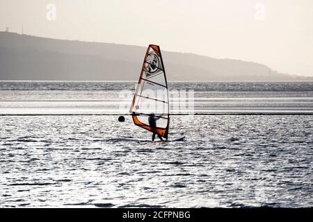 Windsurfer auf dem Marine Lake West Kirby Stockfoto