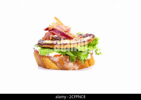 Nahaufnahme eines offenen Sandwiches aus einer knusprigen Brotscheibe mit verschiedenen Fleisch- und Gemüsesorten Stockfoto