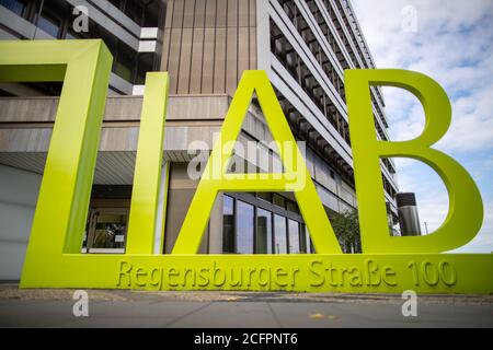 Nürnberg, Deutschland. September 2020. Das Logo des Instituts für Arbeitsmarkt- und Berufsforschung der Bundesagentur für Arbeit, IAB, steht vor dem Gebäude der Behörde. Das Institut wurde 1967 als Forschungseinrichtung der damaligen Bundesagentur für Arbeit gegründet und ist seit 2004 eine Sonderabteilung der Bundesagentur für Arbeit. Quelle: Daniel Karmann/dpa/Alamy Live News Stockfoto