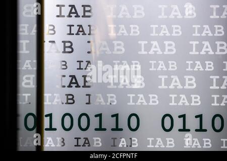 Nürnberg, Deutschland. September 2020. Das Brieflogo des Instituts für Arbeitsmarkt- und Berufsforschung der Bundesagentur für Arbeit, IAB, erscheint mehrmals auf einer Glasscheibe in den Büros der Agentur. Das Institut wurde 1967 als Forschungseinrichtung der damaligen Bundesagentur für Arbeit gegründet und ist seit 2004 eine Sonderabteilung der Bundesagentur für Arbeit. Quelle: Daniel Karmann/dpa/Alamy Live News Stockfoto