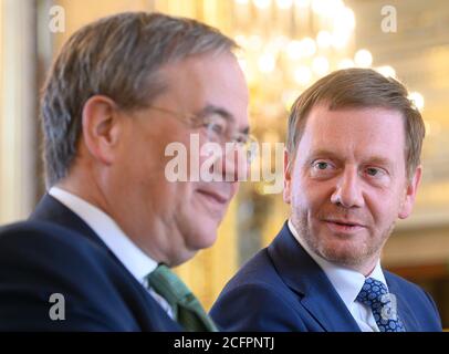 06. September 2020, Sachsen, Dresden: Der Ministerpräsident von Nordrhein-Westfalen, Armin Laschet (l.), und der sächsische Ministerpräsident Michael Kretschmer (beide CDU) folgen der Verleihung des 24. Erich Kästner-Preises des Dresdner Presseclubs an Seeretter Claus-Peter Reisch auf Schloss Albrechtsberg. Im Sommer 2018 verbrachte Claus-Peter Reisch Tage im Mittelmeer für den Dresdner Verein Mission Lifeline mit 230 Flüchtlingen, die aus Seenot gerettet wurden und von keinem Staat aufgenommen werden wollten. Der Preis ist mit 10,000 Euro dotiert und wird alle zwei Jahre vergeben. Foto: Robert Stockfoto