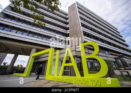 Nürnberg, Deutschland. September 2020. Das Logo des Instituts für Arbeitsmarkt- und Berufsforschung der Bundesagentur für Arbeit, IAB, steht vor dem Gebäude der Behörde. Das Institut wurde 1967 als Forschungseinrichtung der damaligen Bundesagentur für Arbeit gegründet und ist seit 2004 eine Sonderabteilung der Bundesagentur für Arbeit. Quelle: Daniel Karmann/dpa/Alamy Live News Stockfoto