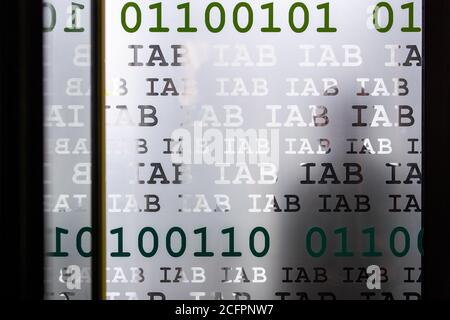 Nürnberg, Deutschland. September 2020. Das Brieflogo des Instituts für Arbeitsmarkt- und Berufsforschung der Bundesagentur für Arbeit, IAB, erscheint mehrmals auf einer Glasscheibe in den Büros der Agentur. Das Institut wurde 1967 als Forschungseinrichtung der damaligen Bundesagentur für Arbeit gegründet und ist seit 2004 eine Sonderabteilung der Bundesagentur für Arbeit. Quelle: Daniel Karmann/dpa/Alamy Live News Stockfoto