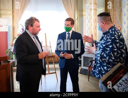 06. September 2020, Sachsen, Dresden: Seeresker Claus-Peter Reisch (l.) spricht nach der Verleihung des 24. Erich Kästner-Preises des Presseclubs Dresden auf Schloss Albrechtsberg mit dem sächsischen Ministerpräsidenten Michael Kretschmer (CDU, M) und dem Fürstensänger Sebastian Krumbiegel. Im Sommer 2018 verbrachte Claus-Peter Reisch Tage im Mittelmeer für den Dresdner Verein Mission Lifeline mit 230 Flüchtlingen, die aus Seenot gerettet wurden und von keinem Staat aufgenommen werden wollten. Der Preis ist mit 10,000 Euro dotiert und wird alle zwei Jahre vergeben. Foto: Robert Micha Stockfoto