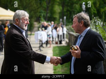 06. September 2020, Sachsen, Dresden: Seerretter Claus-Peter Reisch schüttelt sich nach der Verleihung des 24. Erich Kästner-Preises des Dresdner Pressevereins die Hände mit dem ehemaligen Kapitän des Flüchtlingsschiffs Cap Anamur, Stefan Schmidt, im Garten von Schloss Albrechtsberg. Im Sommer 2018 verbrachte Claus-Peter Reisch Tage im Mittelmeer für den Dresdner Verein Mission Lifeline mit 230 Flüchtlingen, die aus Seenot gerettet wurden und von keinem Staat aufgenommen werden wollten. Der Preis ist mit 10,000 Euro dotiert und wird alle zwei Jahre vergeben. Foto: Robert Michael/dpa-Zentralbild/ Stockfoto