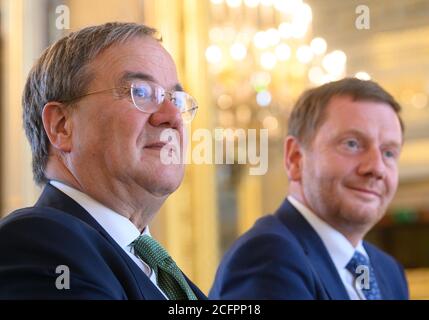 06. September 2020, Sachsen, Dresden: Der Ministerpräsident von Nordrhein-Westfalen, Armin Laschet (l.), und der sächsische Ministerpräsident Michael Kretschmer (beide CDU) folgen der Verleihung des 24. Erich Kästner-Preises des Dresdner Presseclubs an Seeretter Claus-Peter Reisch auf Schloss Albrechtsberg. Im Sommer 2018 verbrachte Claus-Peter Reisch Tage im Mittelmeer für den Dresdner Verein Mission Lifeline mit 230 Flüchtlingen, die aus Seenot gerettet wurden und von keinem Staat aufgenommen werden wollten. Der Preis ist mit 10,000 Euro dotiert und wird alle zwei Jahre vergeben. Foto: Robert Stockfoto