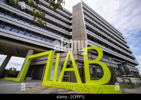 Nürnberg, Deutschland. September 2020. Das Logo des Instituts für Arbeitsmarkt- und Berufsforschung der Bundesagentur für Arbeit, IAB, steht vor dem Gebäude der Behörde. Das Institut wurde 1967 als Forschungseinrichtung der damaligen Bundesagentur für Arbeit gegründet und ist seit 2004 eine Sonderabteilung der Bundesagentur für Arbeit. Quelle: Daniel Karmann/dpa/Alamy Live News Stockfoto