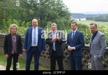 06. September 2020, Sachsen, Dresden: Seerretter Claus-Peter Reisch (3. V.l.) steht nach der Verleihung des 24. Erich Kästner-Preises des Dresdner Pressevereins mit dem Preis in den Händen im Garten des Albrechtsberger Schlosses neben Rocksänger Peter Maffay (l-r), Dirk Hilbert (FDP), Dresdner Oberbürgermeister Michael Kretschmer (CDU), sächsischer Ministerpräsident und Journalist Andreas Weller. Im Sommer 2018 verbrachte Claus-Peter Reisch Tage im Mittelmeer für den Dresdner Verein Mission Lifeline mit 230 Flüchtlingen, die aus Seenot gerettet wurden und nicht wollten Stockfoto