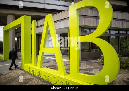 Nürnberg, Deutschland. September 2020. Das Logo des Instituts für Arbeitsmarkt- und Berufsforschung der Bundesagentur für Arbeit, IAB, steht vor dem Gebäude der Behörde. Das Institut wurde 1967 als Forschungseinrichtung der damaligen Bundesagentur für Arbeit gegründet und ist seit 2004 eine Sonderabteilung der Bundesagentur für Arbeit. Quelle: Daniel Karmann/dpa/Alamy Live News Stockfoto