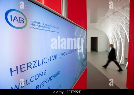 Nürnberg, Deutschland. September 2020. Der Eingangsbereich zum Institut für Arbeitsmarkt- und Berufsforschung der Bundesagentur für Arbeit IAB. Das Institut wurde 1967 als Forschungseinrichtung der damaligen Bundesagentur für Arbeit gegründet und ist seit 2004 eine Sonderabteilung der Bundesagentur für Arbeit. Quelle: Daniel Karmann/dpa/Alamy Live News Stockfoto