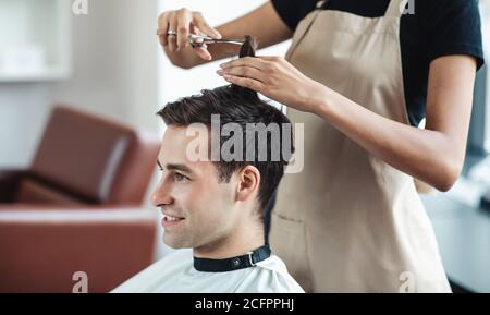 Nahaufnahme von jungen Mann immer Frisur im Schönheitssalon Stockfoto