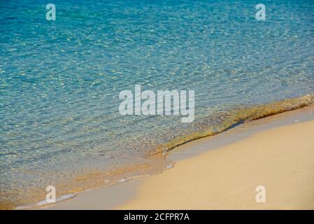 Nahaufnahme Blick über einen leeren tropischen Sandstrand an der Küste Das offene Meer Stockfoto