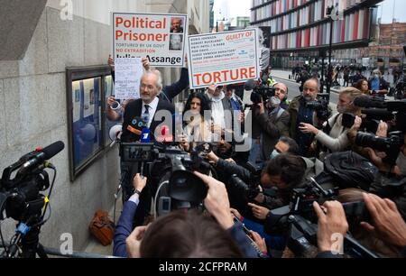 London, Großbritannien. September 2020. John Shipton, Julian Assanges Vater, spricht außerhalb des Old Bailey. Unterstützer des WikiLeaks-Gründers Julian Assange versammeln sich vor dem Old Bailey, während das Gericht Auslieferungsverfahren gegen ihn hört. Quelle: Tommy London/Alamy Live News Stockfoto