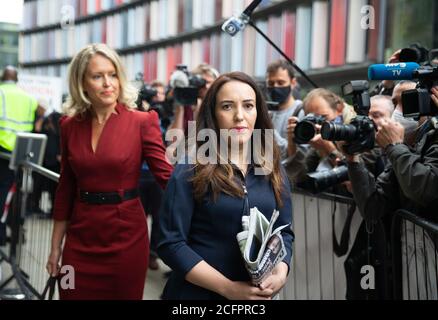 London, Großbritannien. September 2020. Stella Morris, Julian Assanges Partnerin, kommt mit der Rechtsanwältin Jennifer Robinson in den Old Bailey. Unterstützer des WikiLeaks-Gründers Julian Assange versammeln sich vor dem Old Bailey, während das Gericht Auslieferungsverfahren gegen ihn hört. Quelle: Tommy London/Alamy Live News Stockfoto