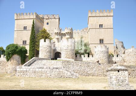 Gotischer Stil Burg zwischen dem dreizehnten und fünfzehnten Jahrhundert erbaut, befindet sich im Dorf Ampudia (Palencia, Kastilien und Leon, Spanien). Decla Stockfoto