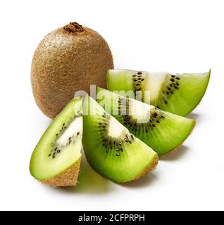Ganze Kiwi und geschnittene Kiwi-Früchte isoliert auf weißem Hintergrund. Stockfoto