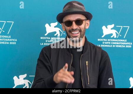 Venedig, Italien. September 2020. Regisseur JR nimmt am 07. September 2020 an der Fotoschau von "Paesant Homilie" während des 77. Filmfestivals in Venedig im Palazzo del Casino am Lido in Venedig Teil. Credit: dpa picture Alliance/Alamy Live News Stockfoto