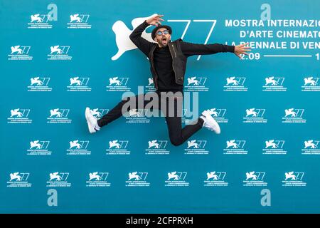 Venedig, Italien. September 2020. Regisseur JR nimmt am 07. September 2020 an der Fotoschau von "Paesant Homilie" während des 77. Filmfestivals in Venedig im Palazzo del Casino am Lido in Venedig Teil. Credit: dpa picture Alliance/Alamy Live News Stockfoto