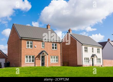 Neubau freistehende Häuser in der neuen Stortford Fields Wohnsiedlung in Bishop's Stortford, Hertfordshire. VEREINIGTES KÖNIGREICH Stockfoto